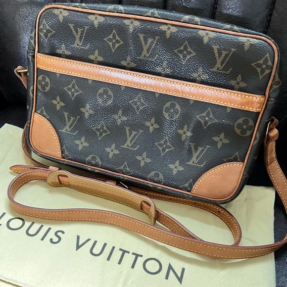Louis Vuitton Monogram Trocadero 27 Crossbody Bag - Picture 4 of 8